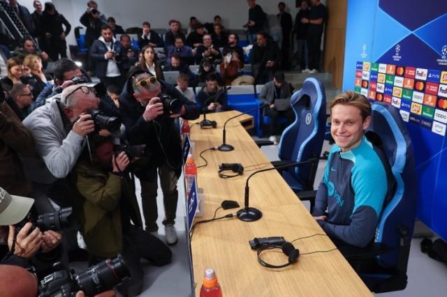 开云体育-德容发布会炮轰媒体：4000万年薪？别再编了！