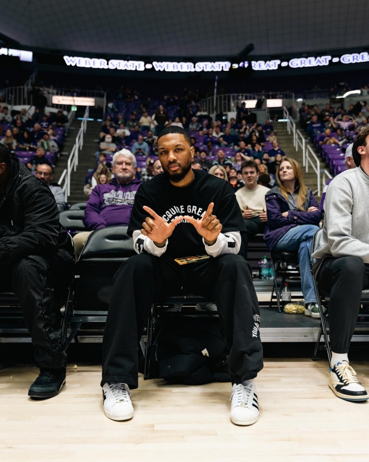 开云官网-利经理来视察了！利拉德回母校韦伯州立大学看球！