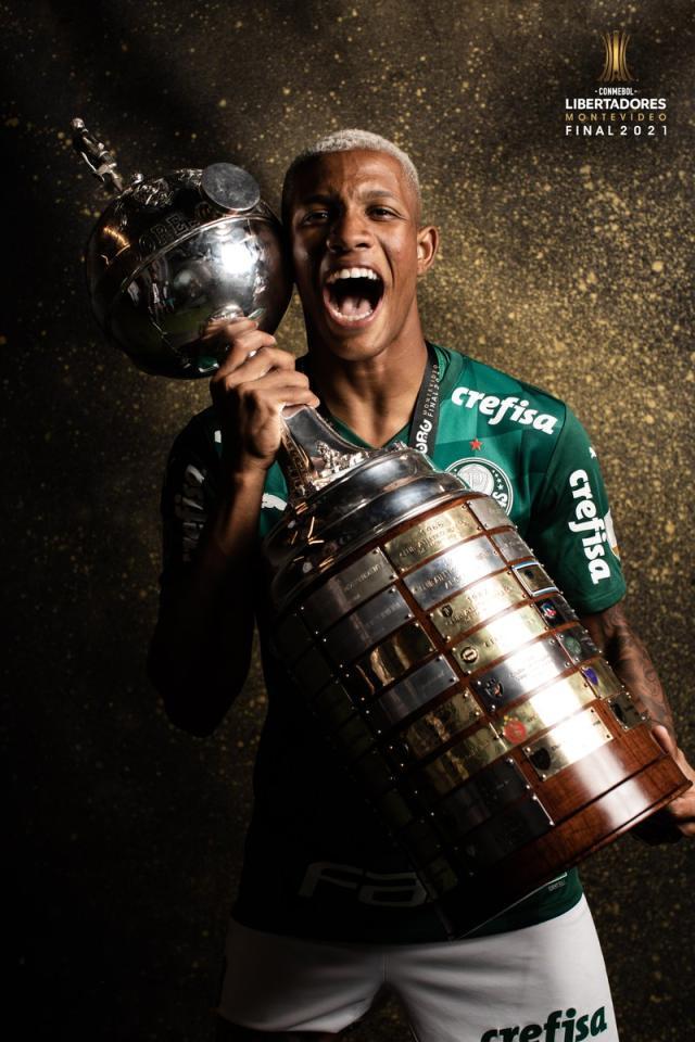 开云平台-20岁后腰连拿两届解放者杯冠军 南美足联祝贺他！