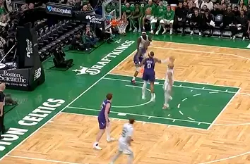 怀特下半场开局连砍8分打停对手，目前个人14投9中砍下25分